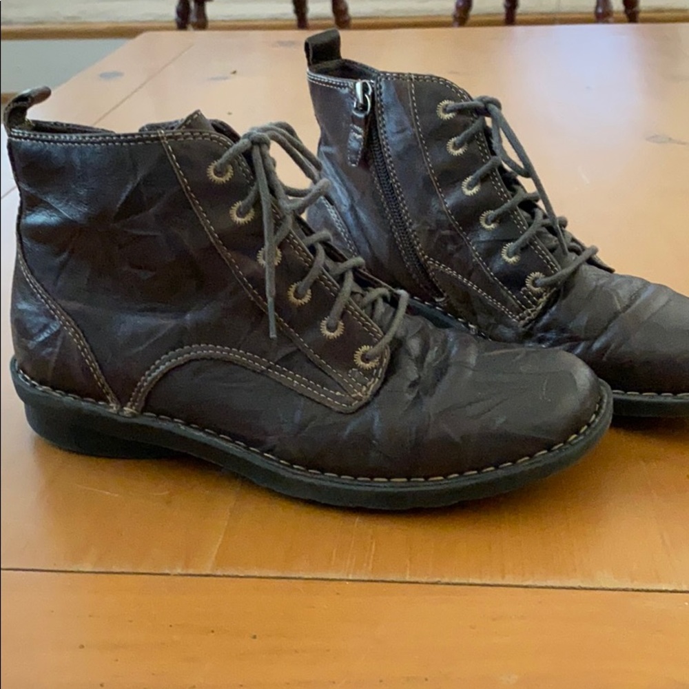 SOLD! Clark’s Women’s brown lace up boots